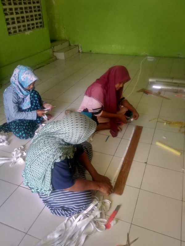Proses Pengukuran dan Pemotongan Karet Elastis Sebagai Bahan Face Shields