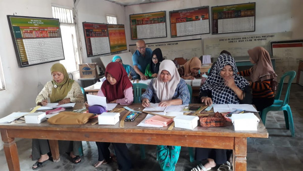 Pelatihan Dasar Menjahit membuat Pola untuk pemotongan kain