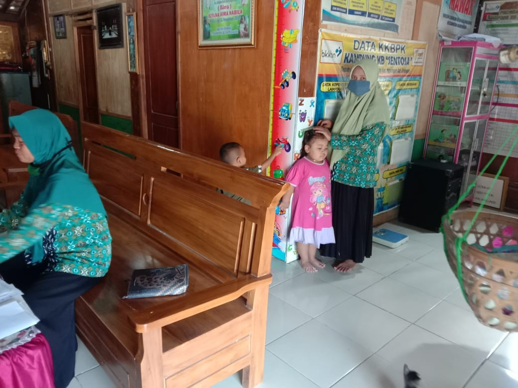 mengukur tinggi badan anak