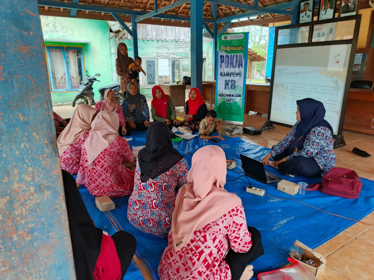 Diskusi tentang isi dari PESAT Pojok Kependudukan