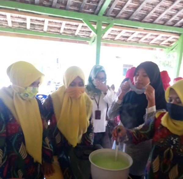 Pelatihan Pembuatan PMT Berbahan Dasar " Daun Kelor" Kader Kampung KB Margi Rahayu Desa Pelem