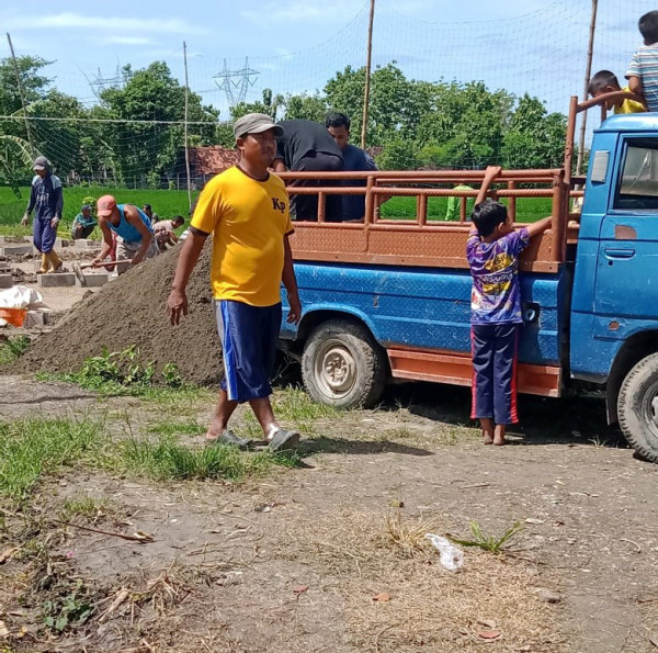 Kerja Bakti Pembuatan Lapangan Voly Kampung KB Margi Rahayu