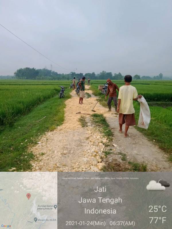 Gotong Royong di Jalan Poros Kampung KB "Margi Rahayu" Desa Pelem