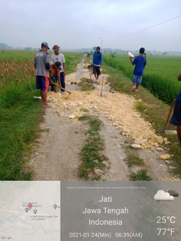 bermodal cangkul dan kebersamaan dalam upaya memperbaiki jalan poros desa