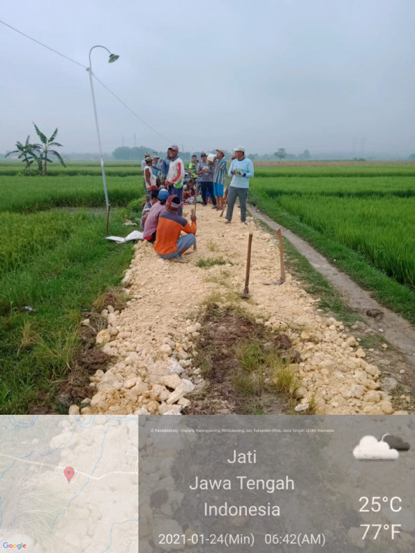 kebersamaan yang dikemas dalam canda tawa seusai kerja bakti menutup lubang jalan poros desa