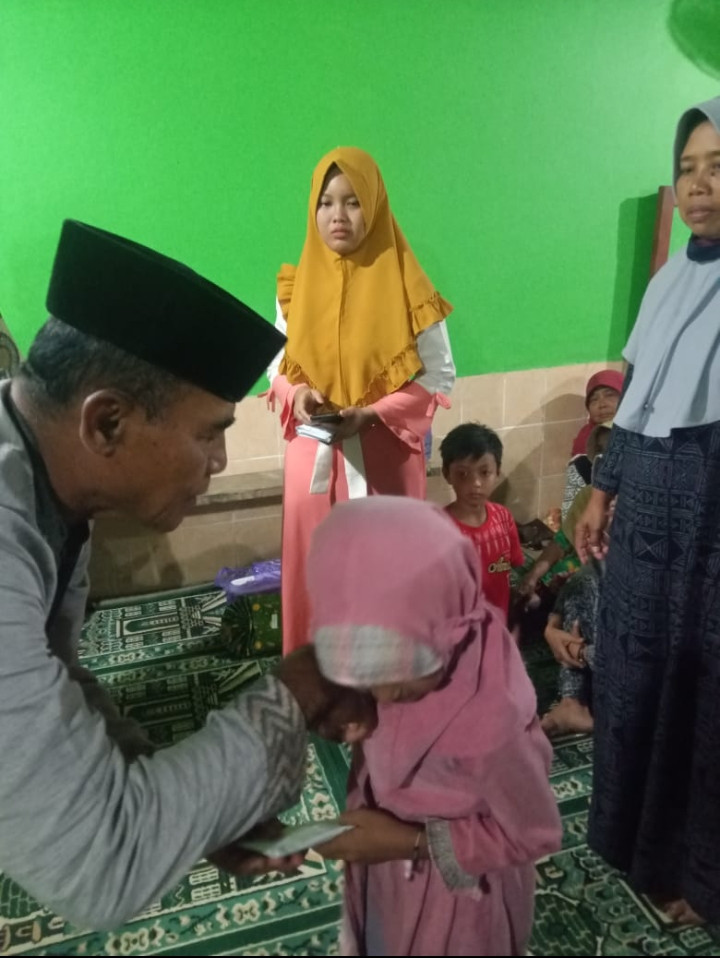 Memberikan Santunan Anak Yatim