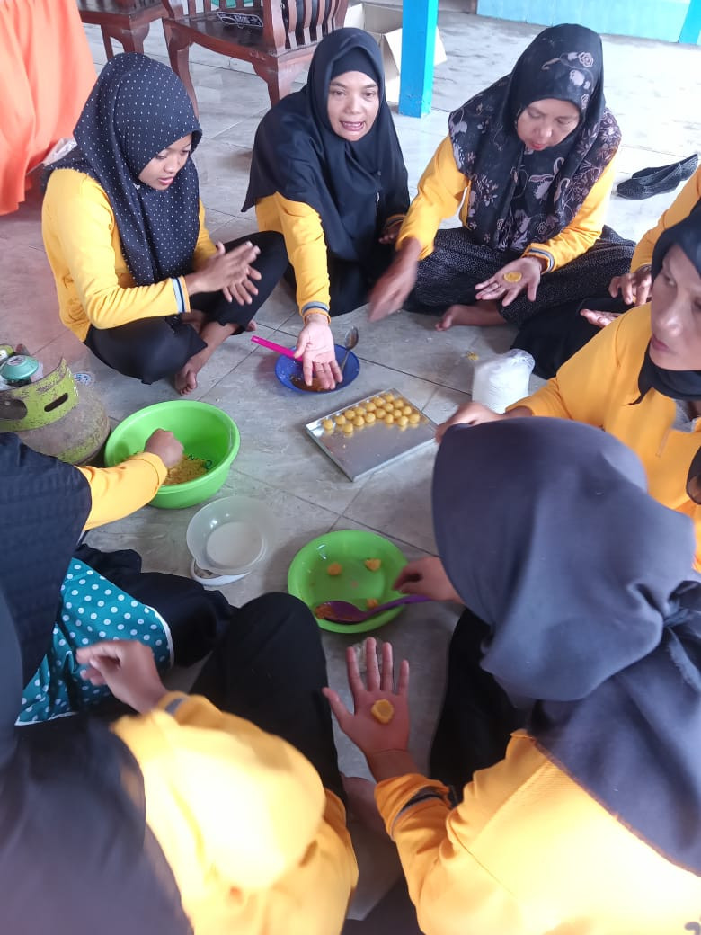 Pelatihan produksi dan pemasaran bagi usaha rumah tangga UPPKA Kampung KB Margi Rahayu