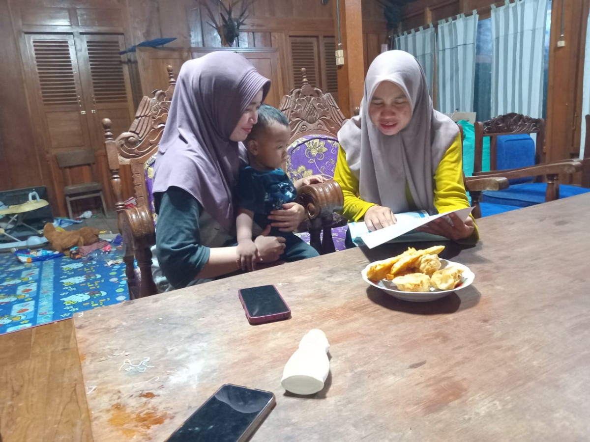 Komunikasi, Informasi dan Edukasi (KIE) Kesehatan Reproduksi dan Keluarga Berencana bagi Keluarga oleh TPK Desa Pelem