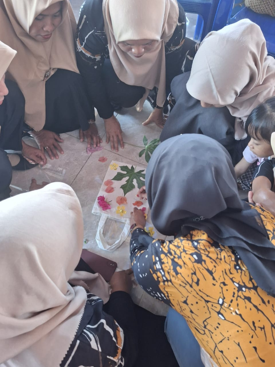 PKK bersama Mahasiswa membuat batik dari dedaunan dan bunga -bunga