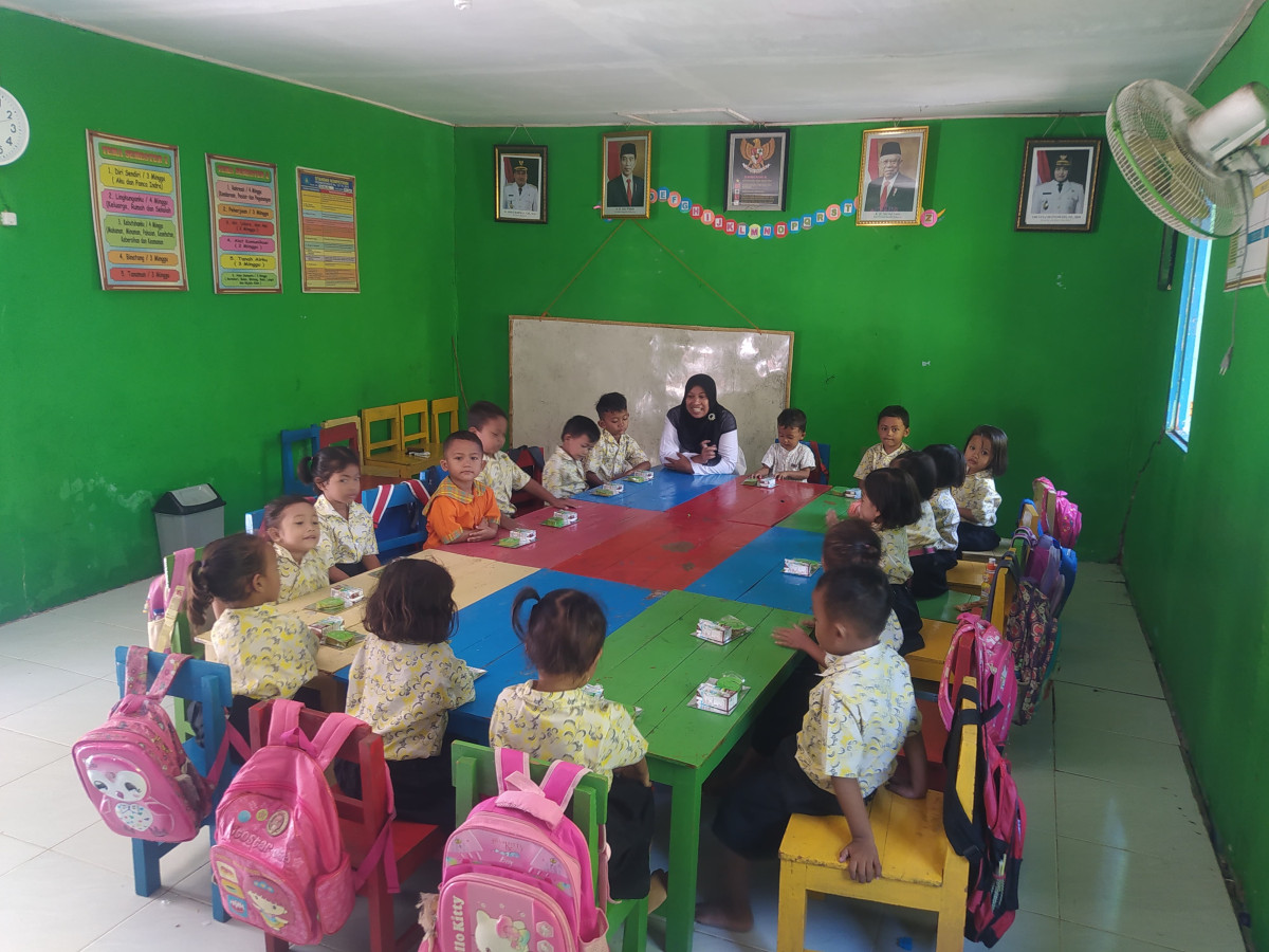 Pemberian PMT anak-anak Paud