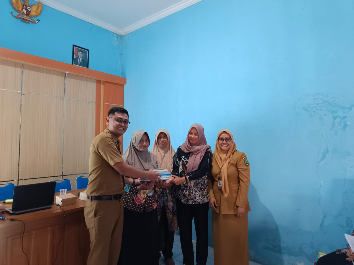 Penerimaan Buku Kependudukan dari Dinas Pengendalian Penduduk Dan Keluarga Berencana Kabupaten Blora