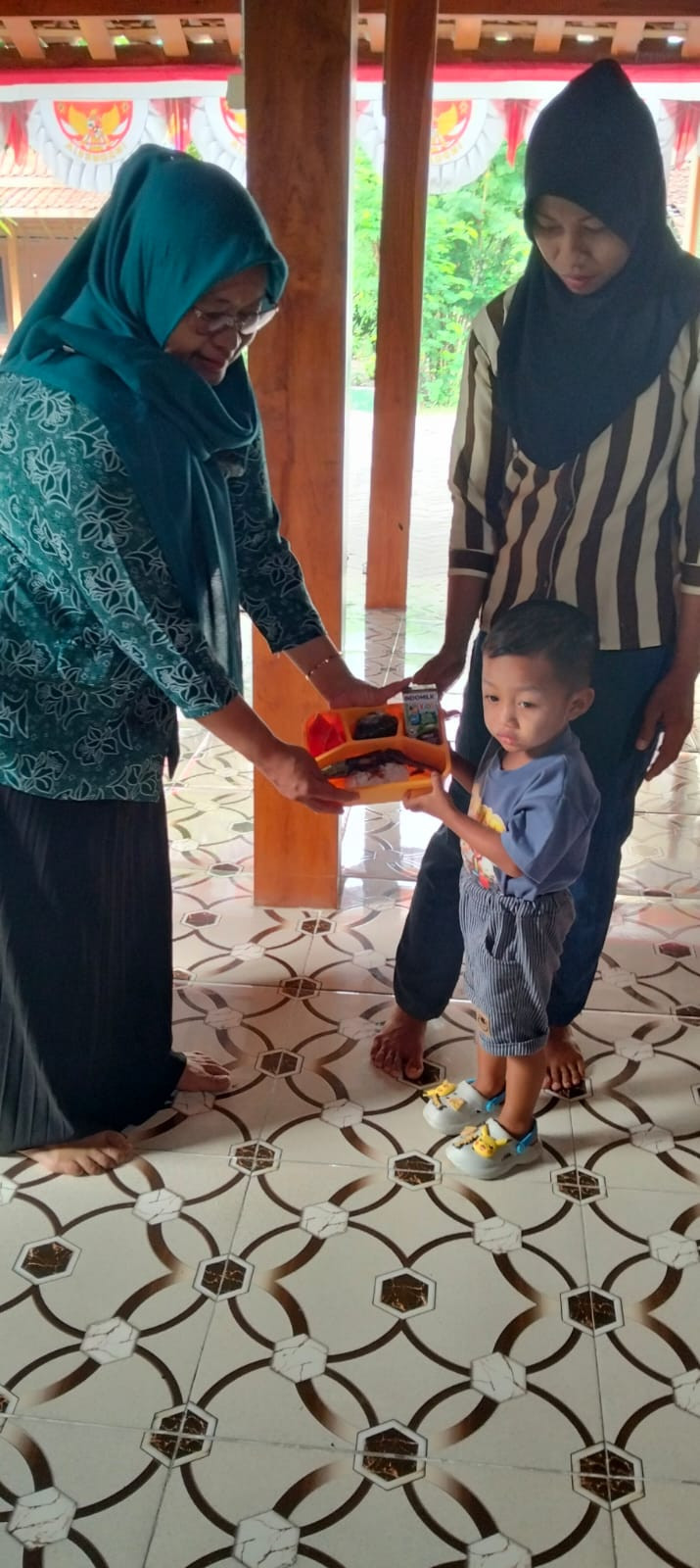 Pemberian PMT untuk Balita stunting Oleh Ketua TP PKK Desa Pelem