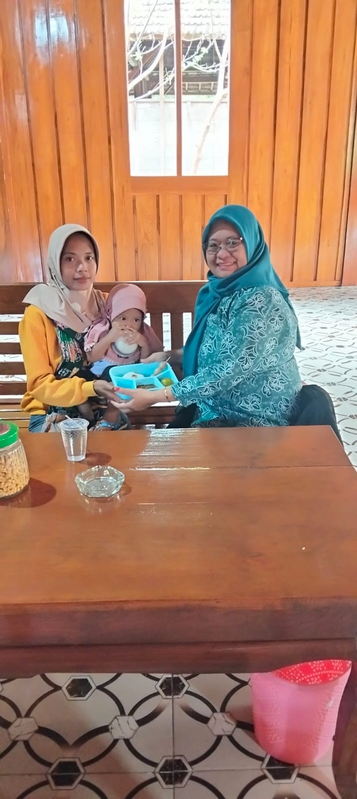 Pemberian PMT untuk Balita stunting oleh Ketua TP PKK Desa Pelem