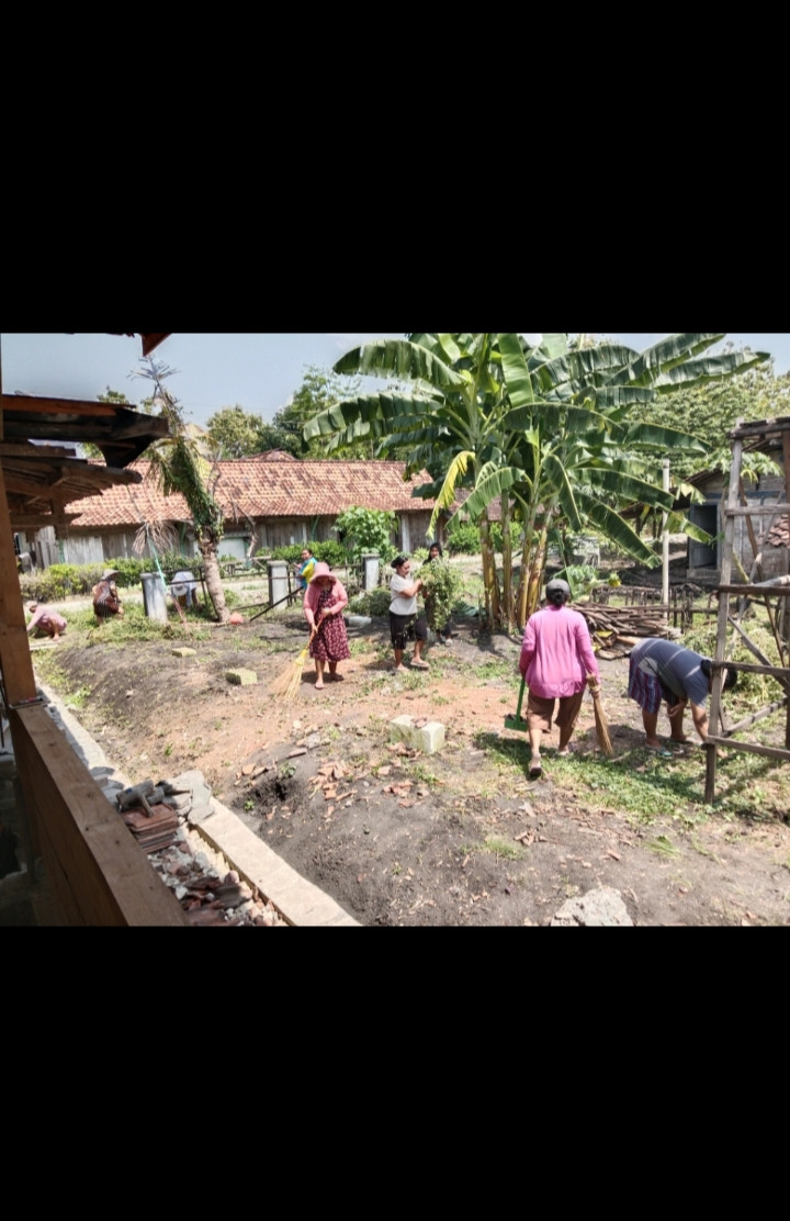 Kerja Bakti Ibu Ibu Di lingkungan Masjid