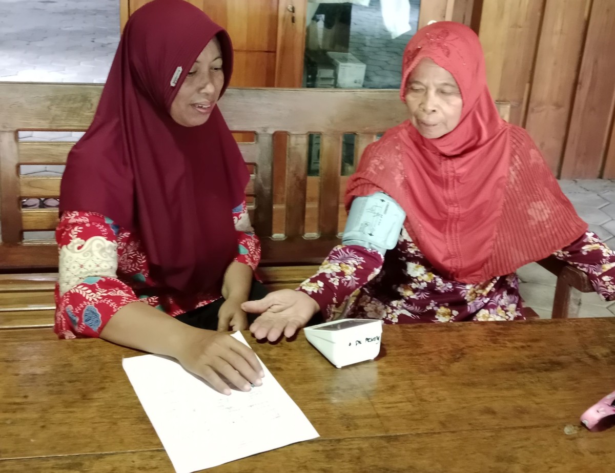 Kunjungan Lansia Oleh Kader TPK Kampung KB Margi Rahayu Desa Pelem