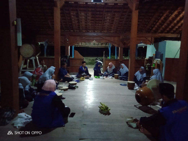 Pengajian lapanan Ibu-Ibu Kampung KB SUBUR Desa Jegong di Hadiri Mahasiswa KKN STAI AL MUHAMMAD CEPU