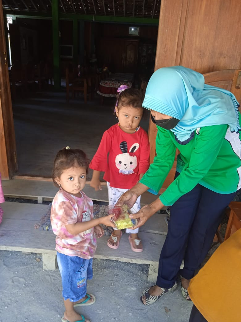 Kader Memberikan PMT kepada Balita