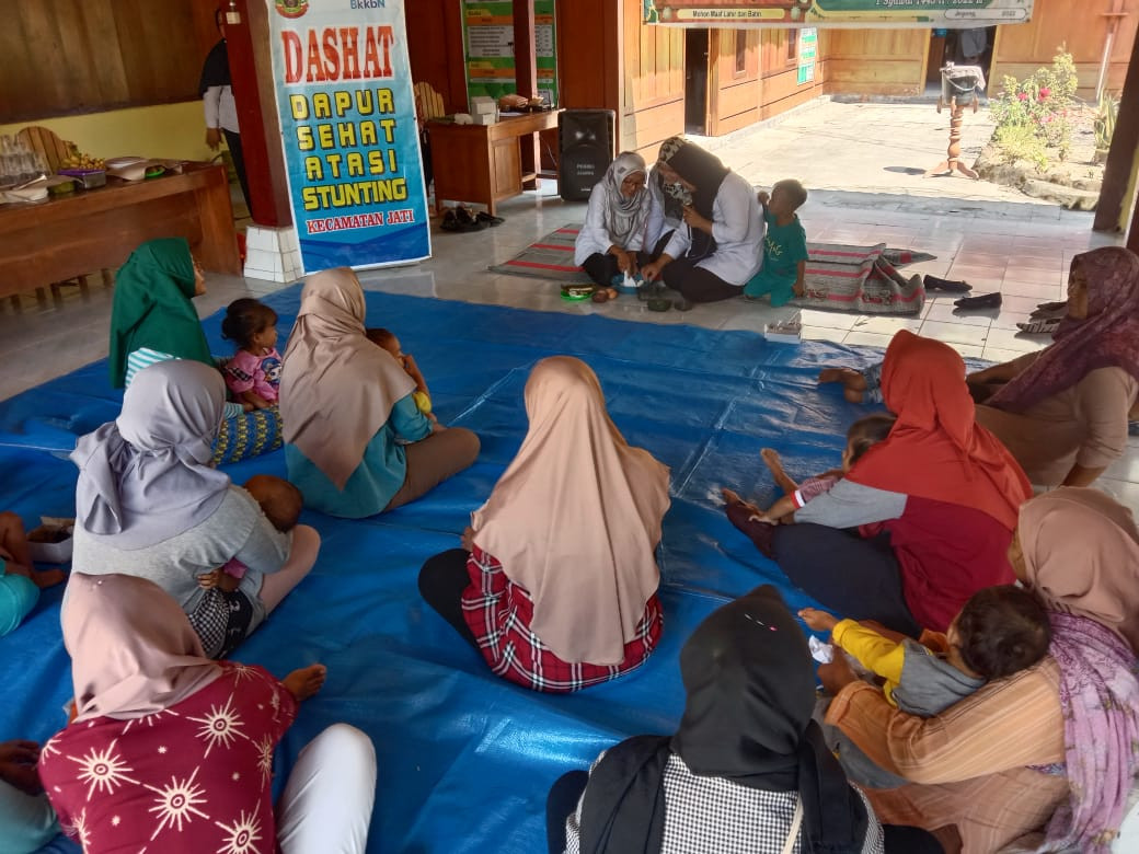 Praktek pembuatan menu balita stunting daribahan dasar lokal " daun Kelor"