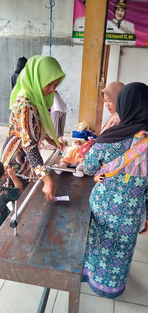 Pemberian Imunisasi Anak Di Kampung KB Suro Nyamin