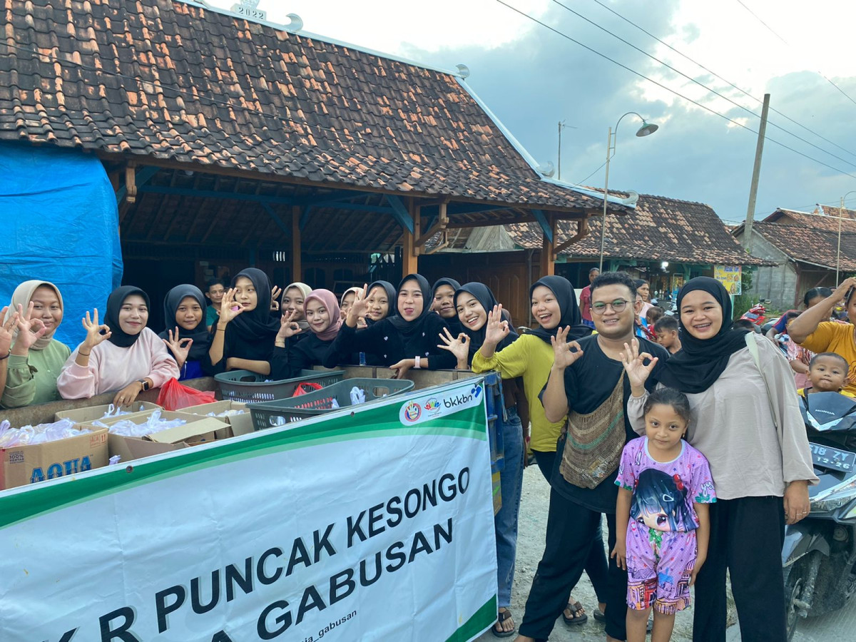 Bagi - bagi Takjil PIK R Puncak Kesongo