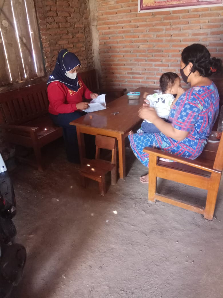 Pembinaan kunjungan ke rumah warga yang mempunyai balita di kampung KB "Mawar Indah" desa Ngampon kecamatan Jepon
