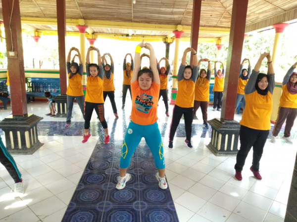 Kegiatan senam bersama ibu-ibu 
