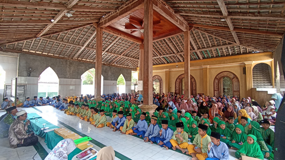 Pembagian rapor hasil pembelajaran Madrasah Diniyah Al Muttaqin