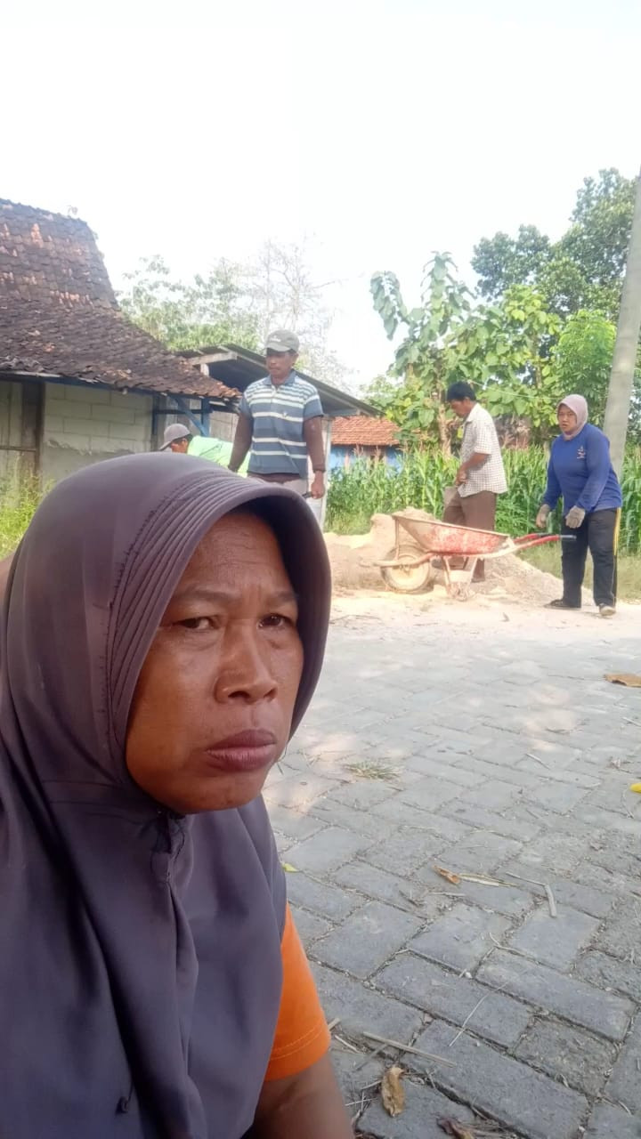 Kerja bakti bersama warga desa Jomblang