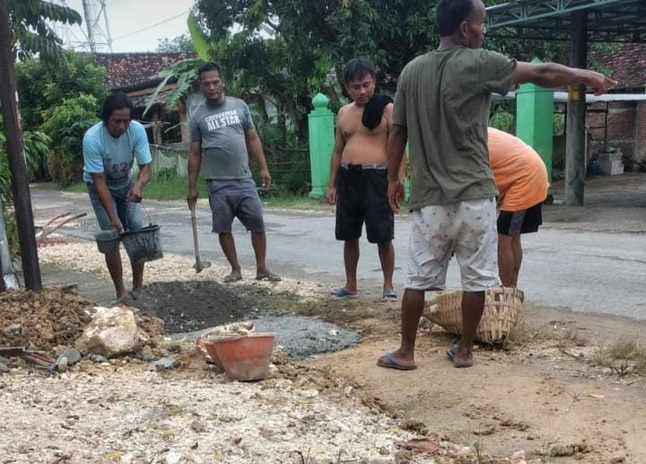Kerja bakti membersihkan drainase