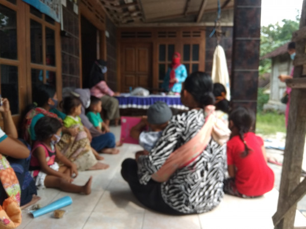 Posyandu di rw 2 dengan mengundang ibu yang mempunyai balita untuk dilaksanakan pembinaan di kampung KB " Indah Kencana" desa Kemiri