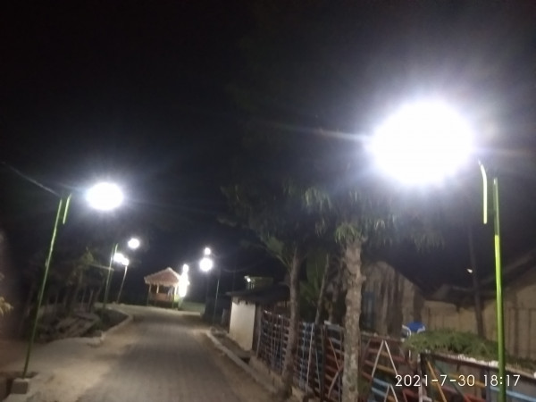 Berkat uang jimpitan 500 rupiah tiap malam warga rt 04 rw 01 menikmati penerangan jalan yg  malam spt siang 