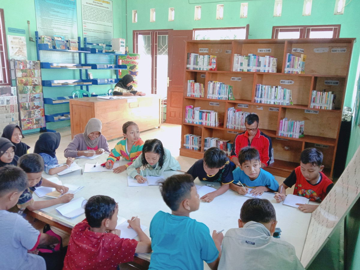 Kelas Bahasa Inggris di Perpustakaan Desa Lentera