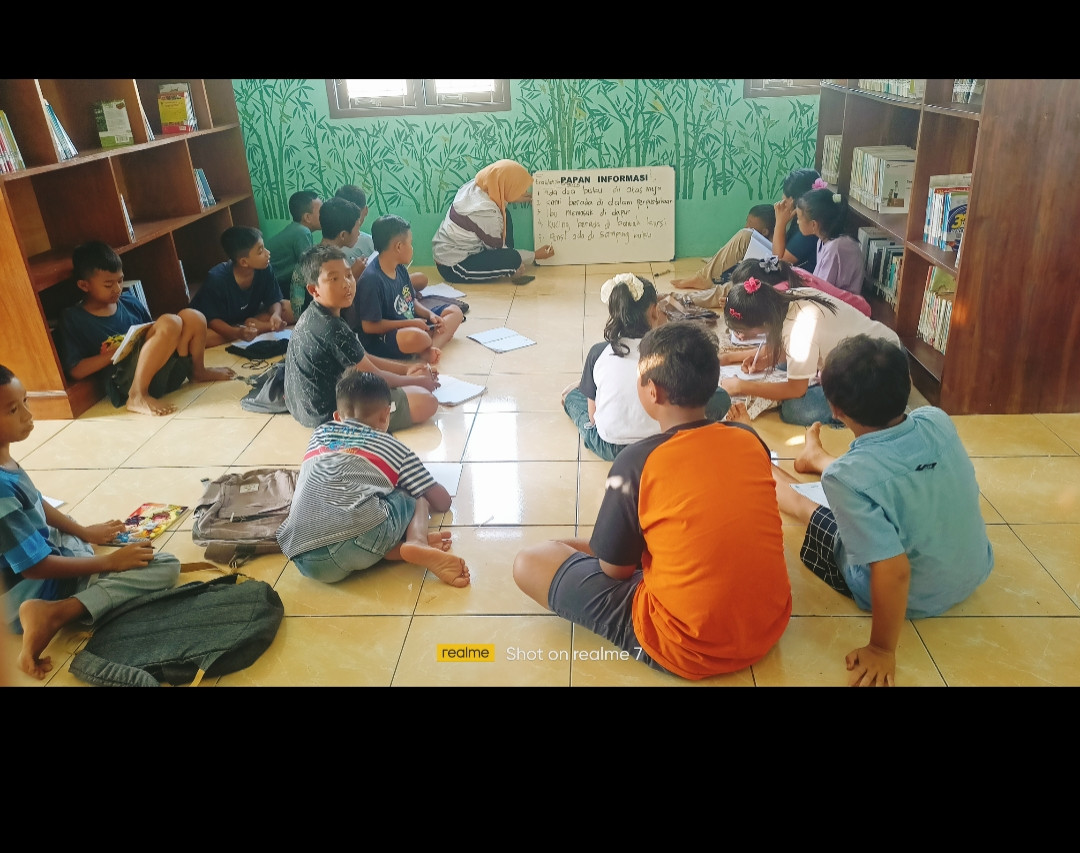 Belajar Bahasa di Perpustakaan Desa Lentera Balong
