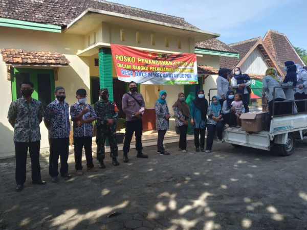 Pembagian handsanitaizer kepada warga kampung KB "Mandiri" desa Bacem oleh Tim Satgas Desa Bacem dan Melibatkan Babinkamtibmas dan Babinsa desa Bacem
