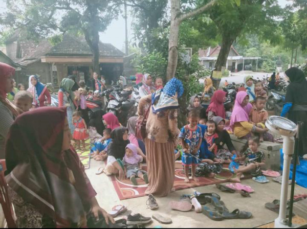 Kegiatan dihadiri oleh ibu-ibu yang memiliki balita beserta semua balita di desa Kedungwaru