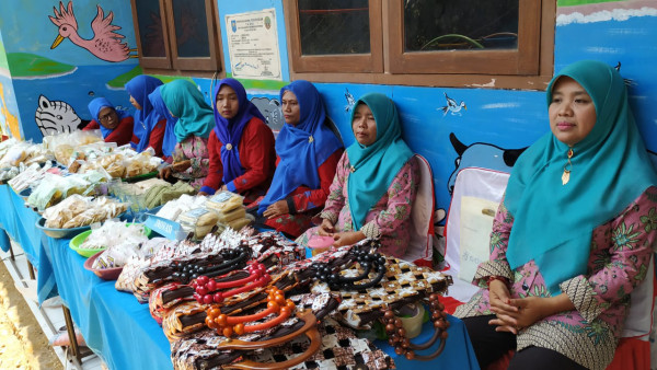 Gelaran Produk UPPKS dari limbah plastik
