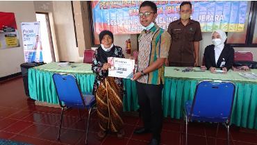 Pemberian Bantuan BLT DD kepada warga penerima manfaat