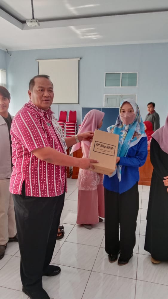 Serah Terima Bantuan PIK-R KIT Cegah Stunting bagi PIK-R Nirwana Desa Kunir