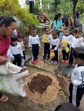 Praktek keterampilan pembuatan pupuk