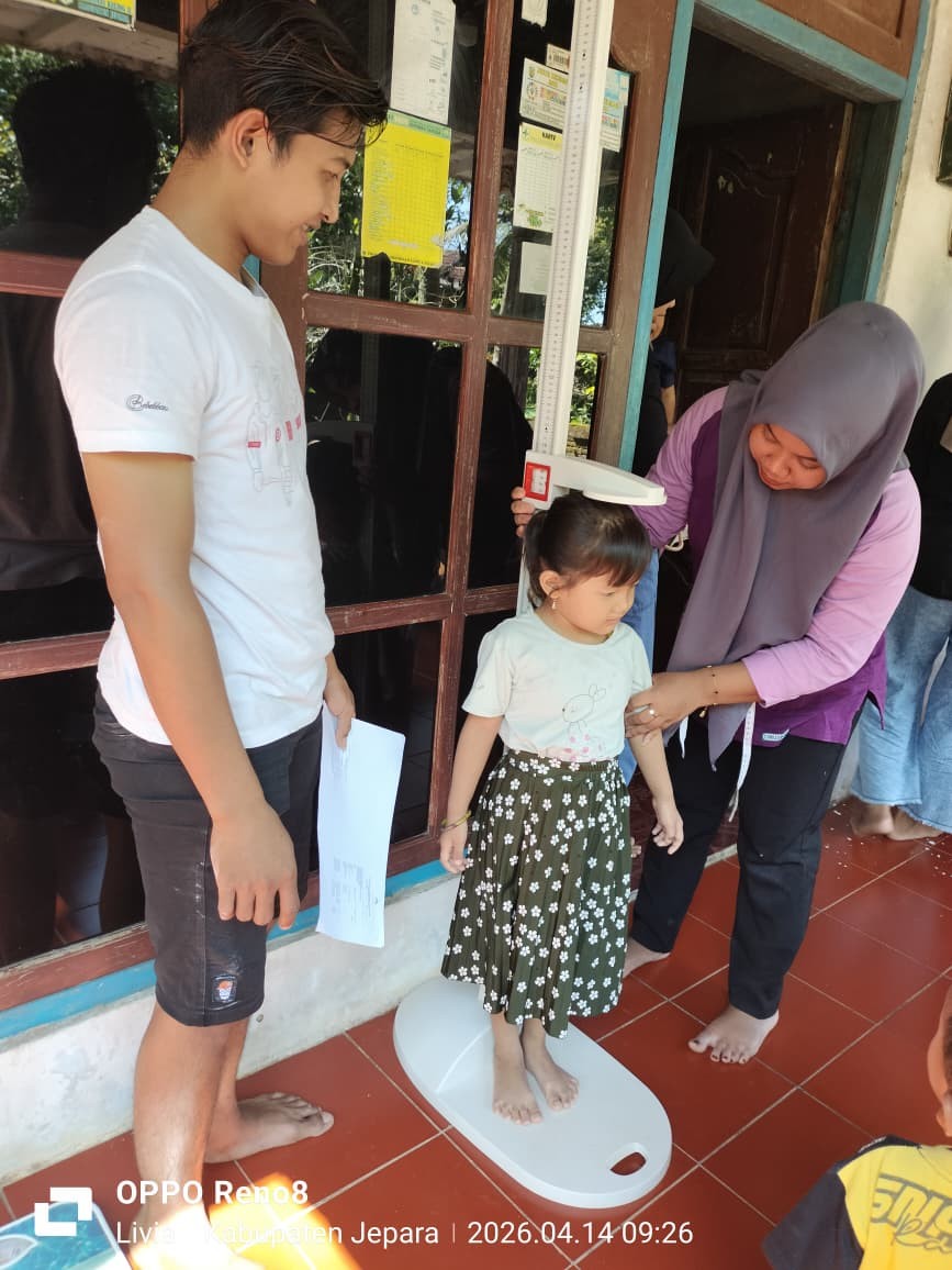 Ayah Mendampingi Anak ke Posyandu Sari Mulyo I