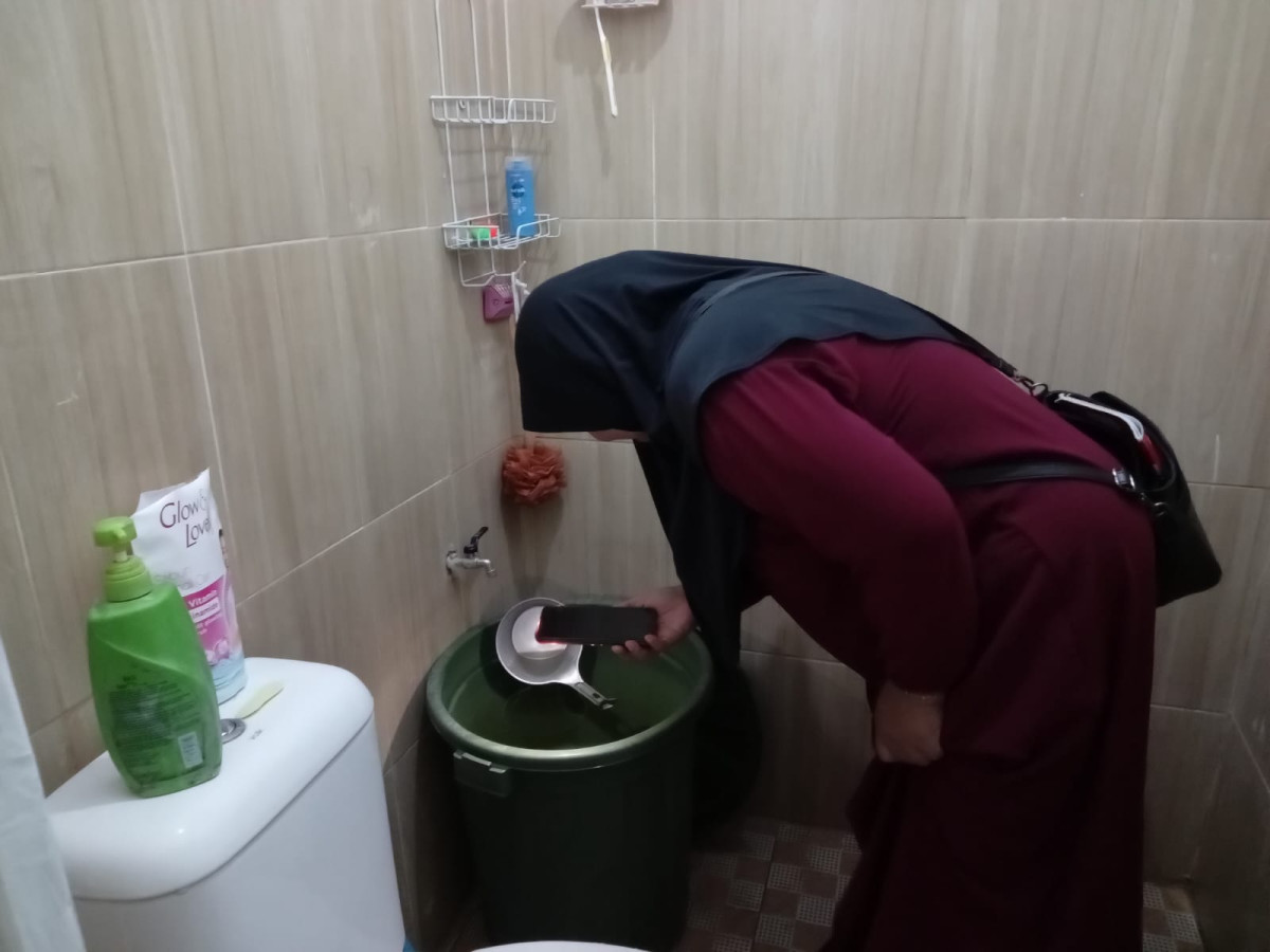 Pemeriksaan jentik2 nyamuk di seluruh warga Rt 01 Rw 40 Batursari