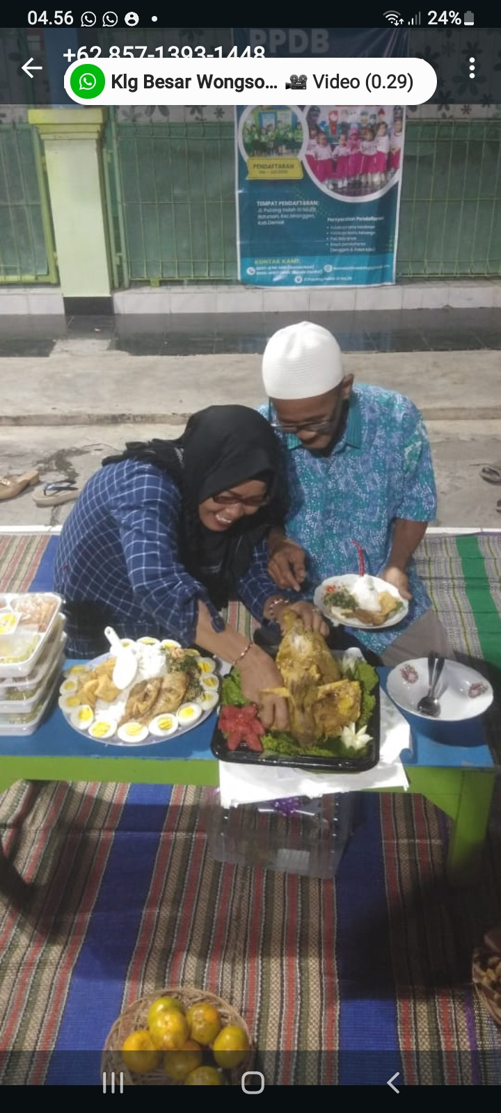 Ketua rt potong tumpeng dan akan diberikan kpd sesepuh kampung.
