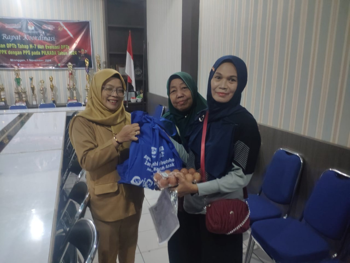 Pemberian bantuan sembako bagi balita stunting Batursari