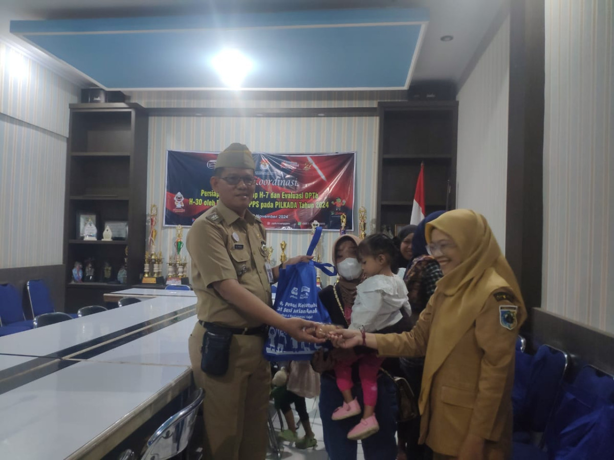 Pemberian bantuan sembako pada balita stunting Batursari