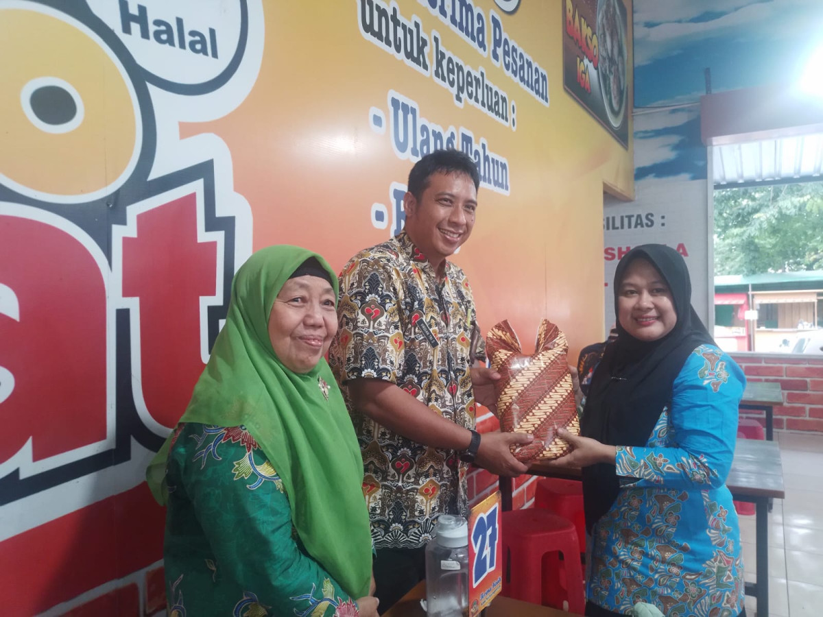 Pemberian kenang2an dari Sub PPKBD Desa Batursari kepada Korlap Kec Mranggen