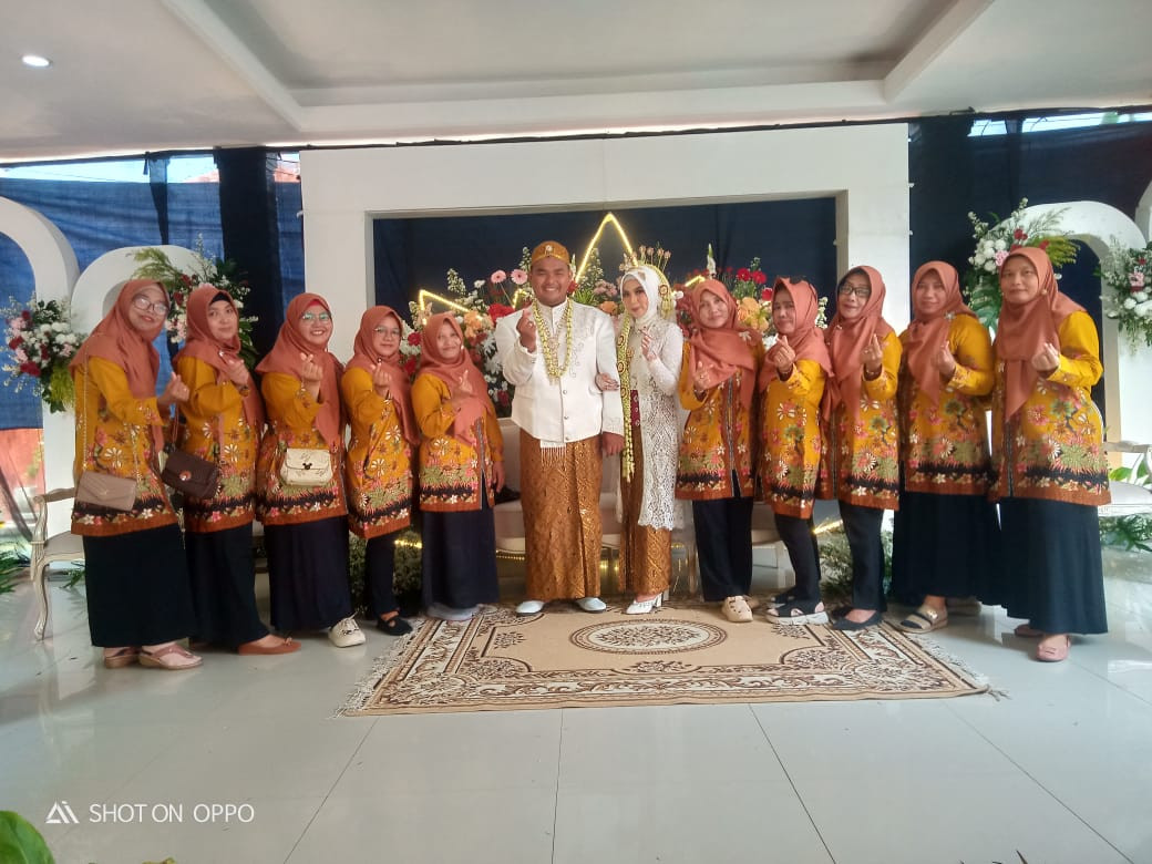 Gotong royong Kader desa Batursari dlm acara pernikahan anak salah satu kader