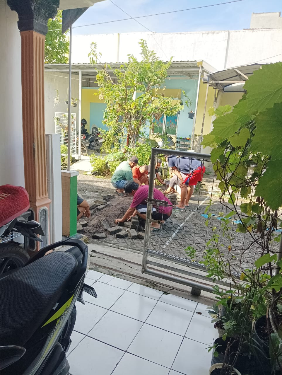 Kerja bakti warga membuat polisi tidur