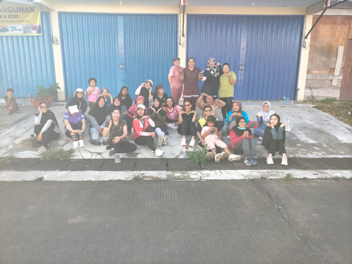 Senam bersama ibu2 di setiap minggu pagi