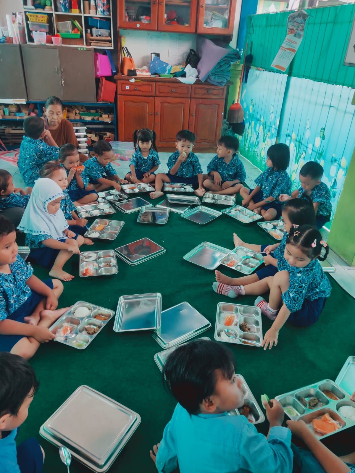 Keceriaan anak2 saat menikmati mbg