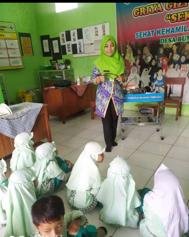 Penyuluhan kesehatan diri dan lingkungan untuk anak TK